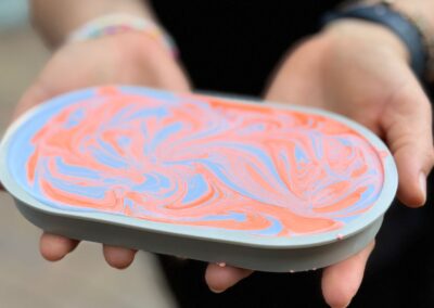 Hände halten eine fertige Schale