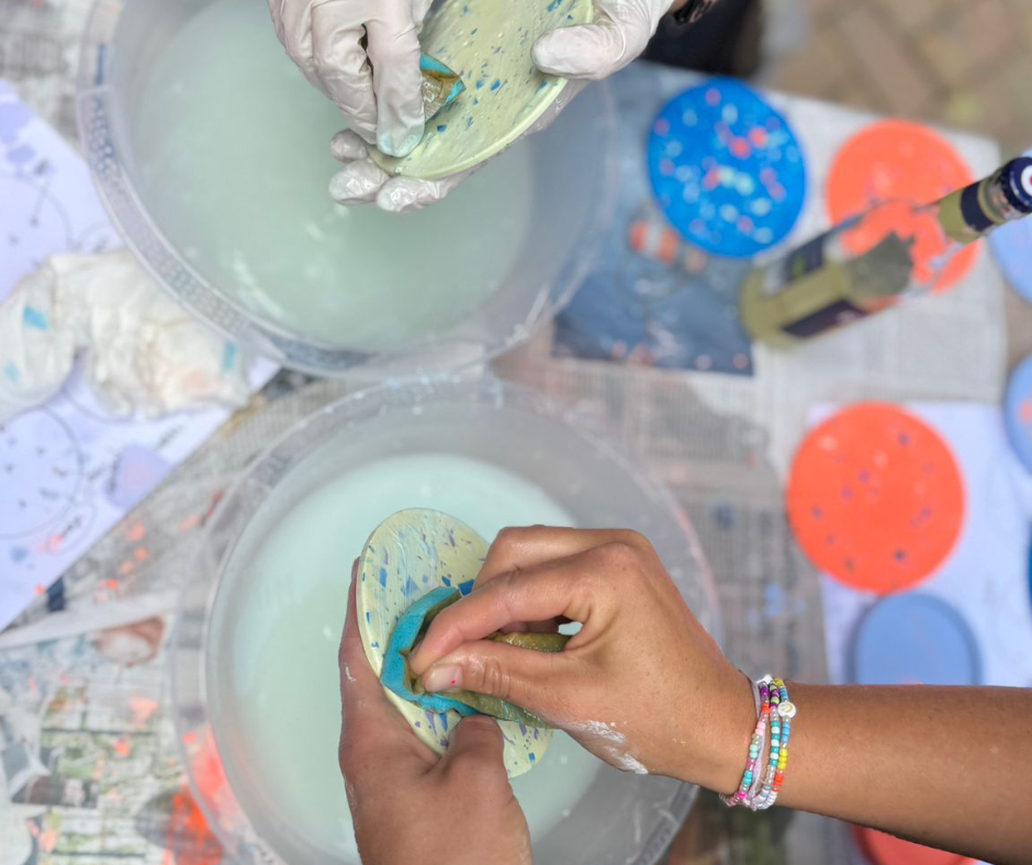 Hände die Kaltkeramik schleifen