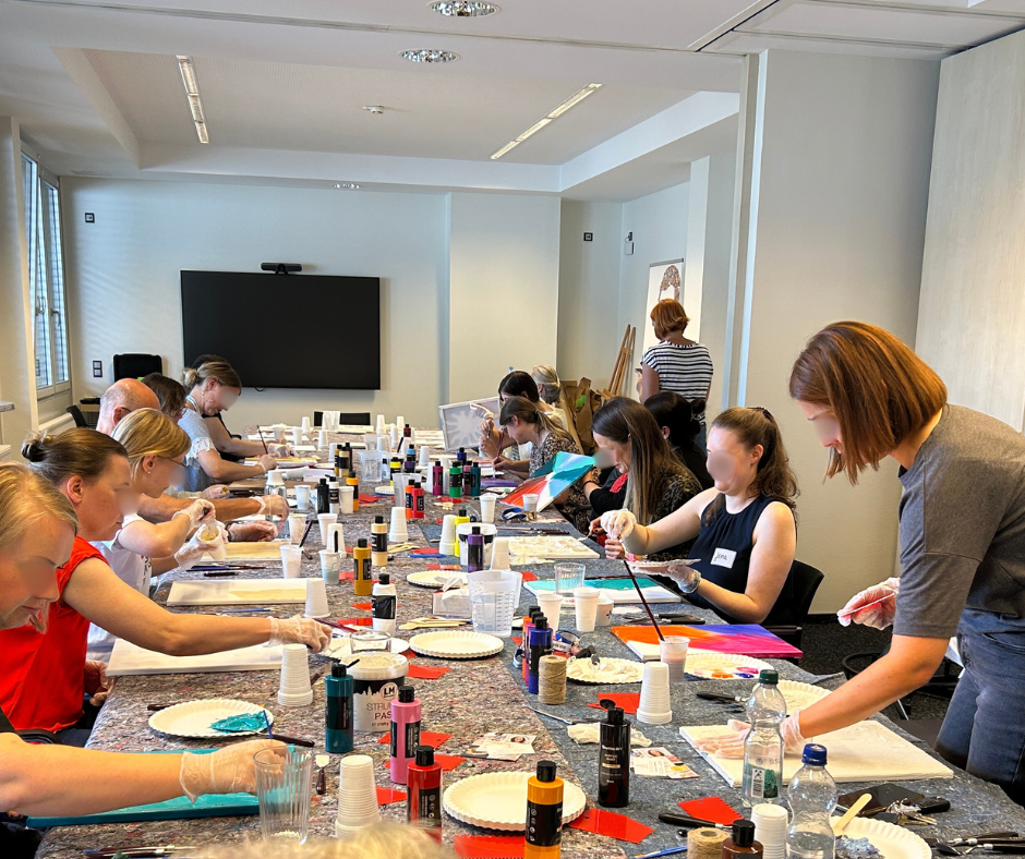 Gruppe, die gemeinsam malt