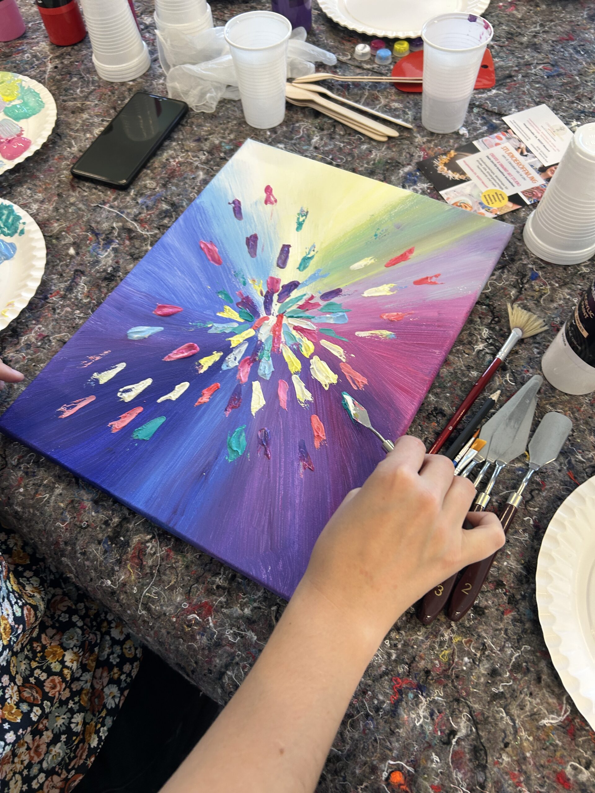 Gruppe, die gemeinsam malt