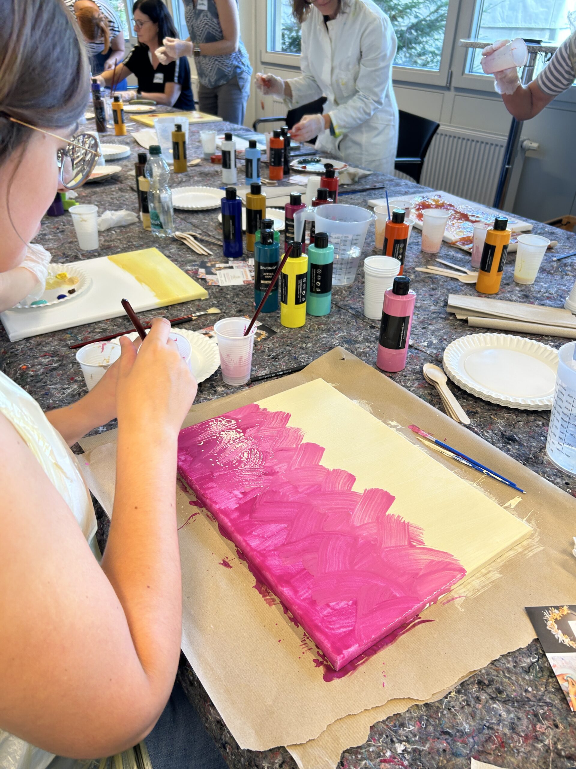 Hände die Kaltkeramik schleifen