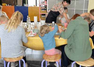 Gruppe von Eltern und Kindern