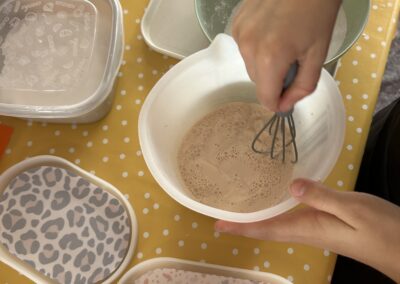 Kinder beim Umrühren