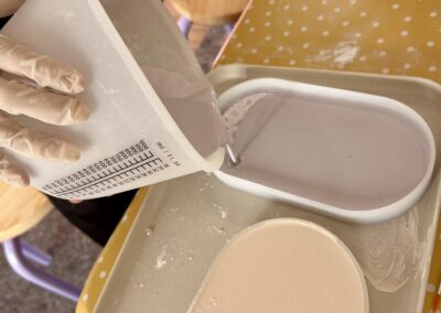 Kinder gießen Kaltkeramik