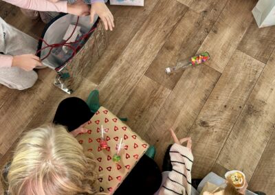 Flaschendrehen und Geschenke auspacken