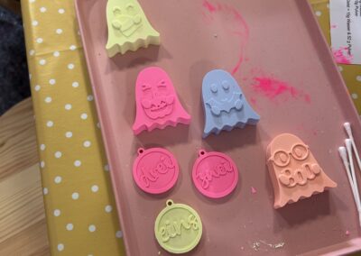 Bunte Geister aus Kaltkeramik