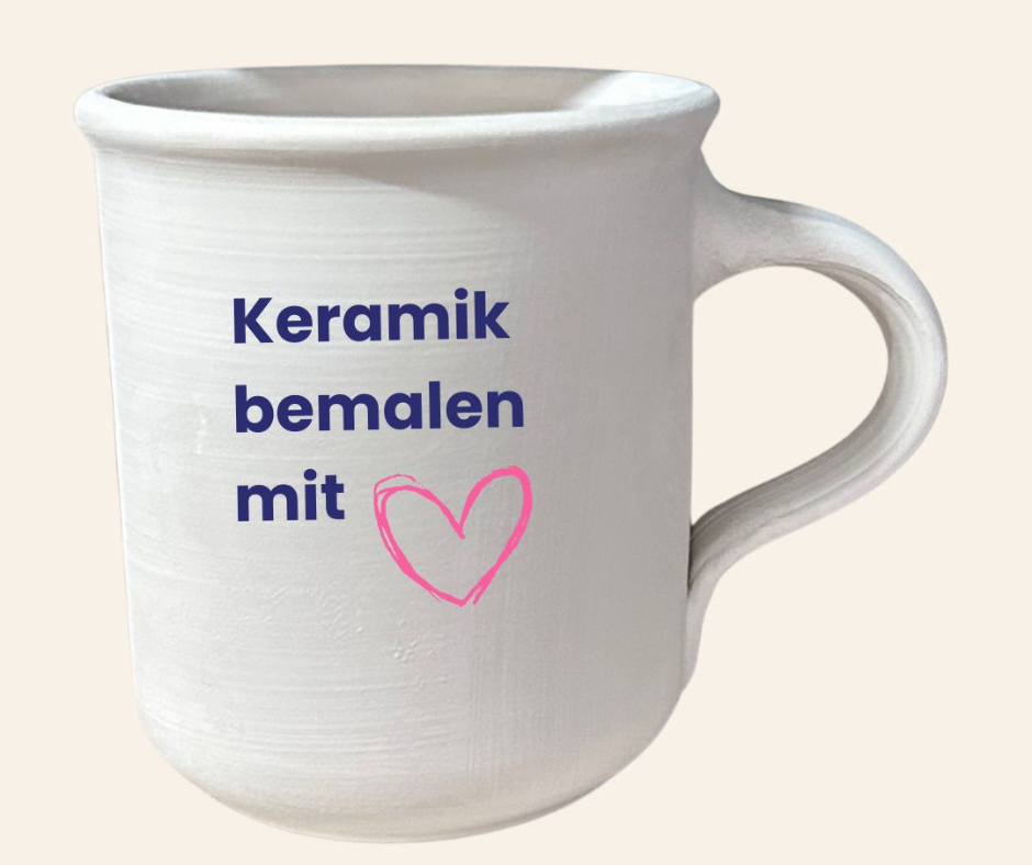 Eine Tasse mit dem Schriftzug Keramik bemalen mit Herz