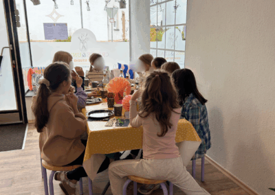 Kinder sitzen am geschmückten Tisch