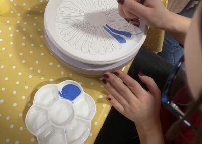 Teller wird bemalt Keramik bemalen mit Herz