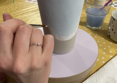 Frau bemalt Tasse, Keramik bemalen mit Herz