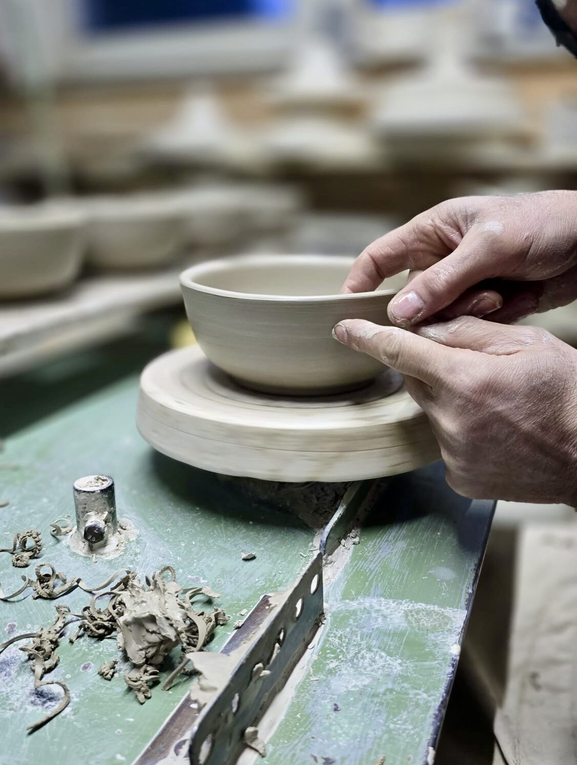 Keramik aus dem Westerwald im Westerwald bemalen Töpfer dreht Schale auf der Töpferscheibe