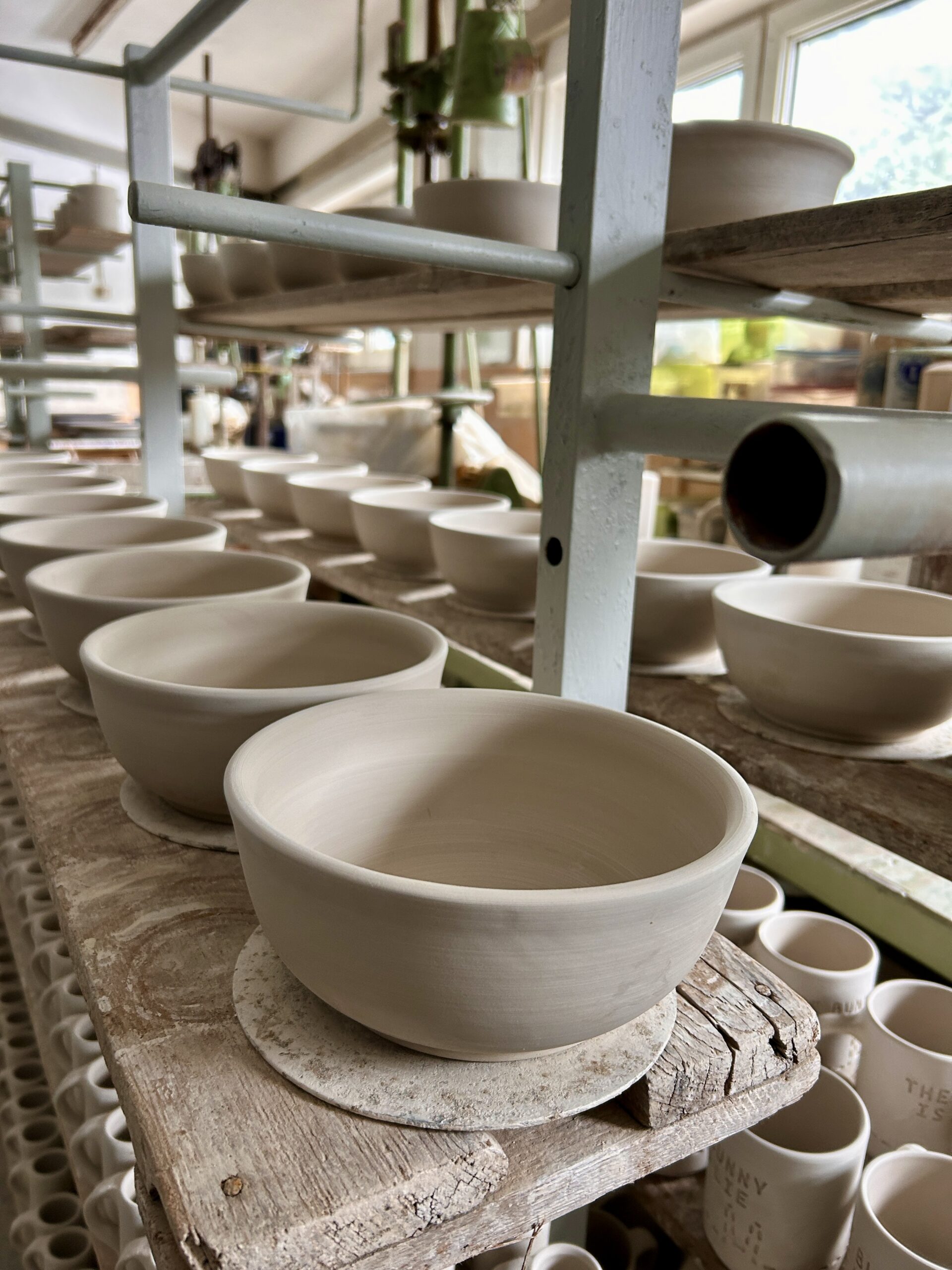 Keramik bemalen mit Herz - handgetöpferte Keramik fertige Keramikschüsseln auf Regal