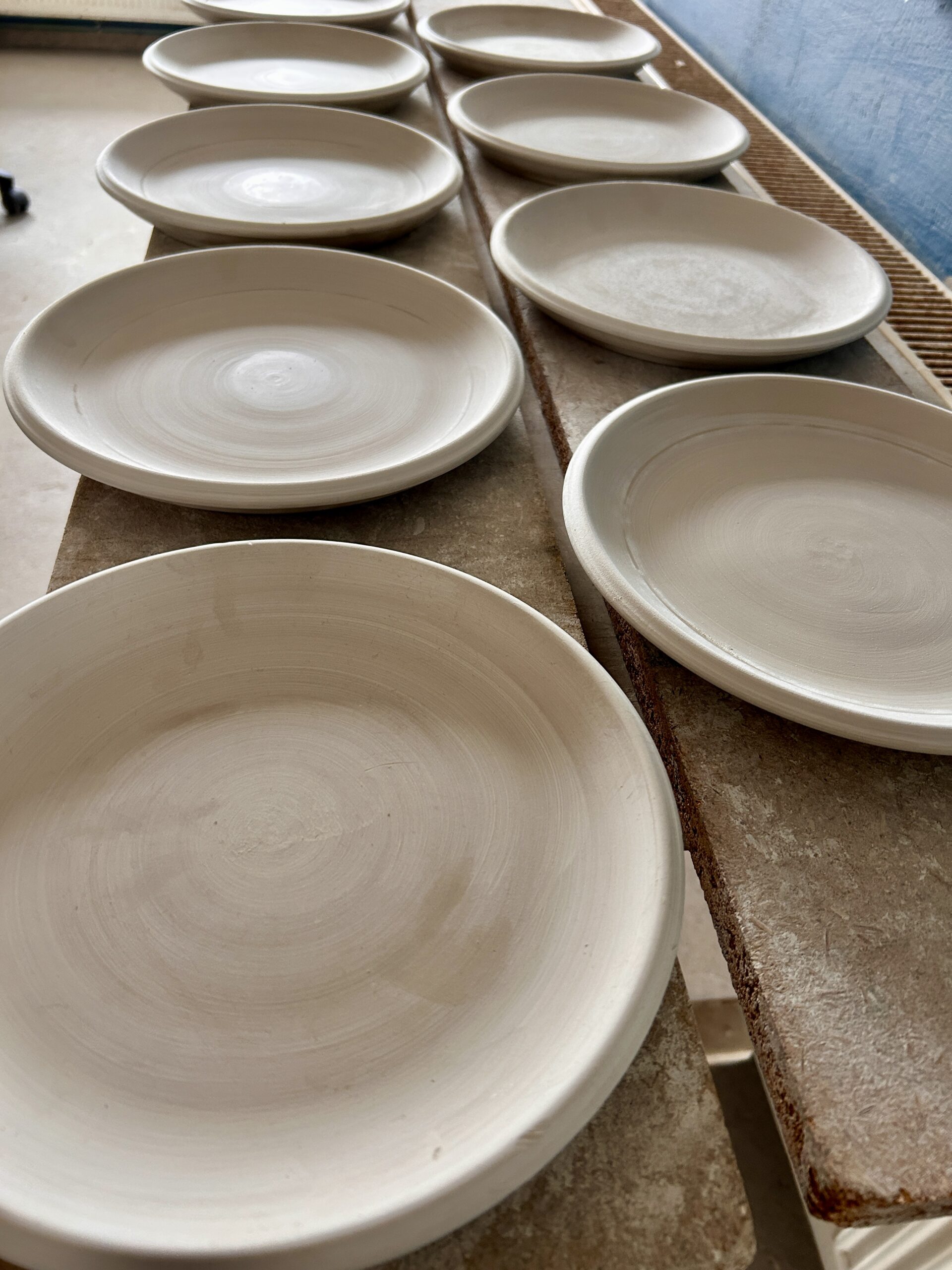 eine tolle Auswahl an regionalen Rohlingen Teller aus Keramik auf einer Platte