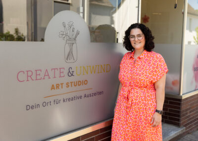 Viktoria Kux vor dem Studio Create & Unwind in Nauort